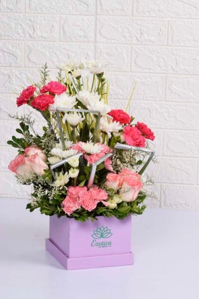Box Arrangements Box flower arrangement of Jumilia Roses & Carnation