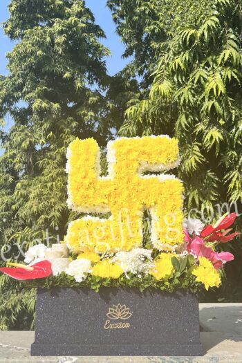 Fresh Flowers Flower Arrangement of Yellow Daisy & White Daisy With Red Anthurium
